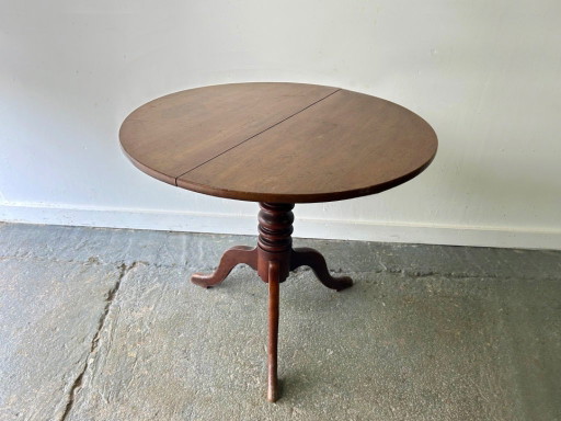 Table ancienne anglaise de style géorgien en chêne à plateau inclinable et piètement tripode
