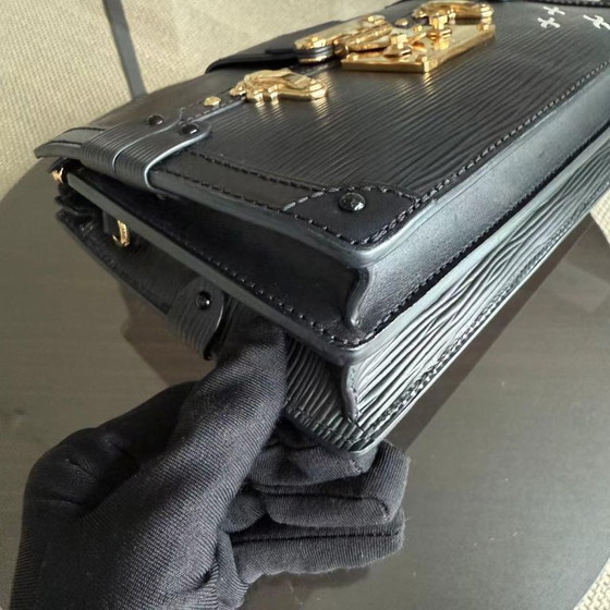 Image 1 of LOUIS VUITTON TRUNK CLUTCH - EPI LEER ZWART MET GOUDEN BESLAG