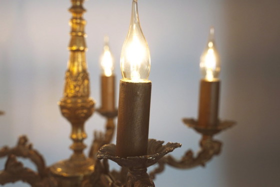 Image 1 of Vintage Franse messing kroonluchter, antieke plafondlamp in rococo-revival Louis XV-stijl met 5 armen en gezichtsmotieven.