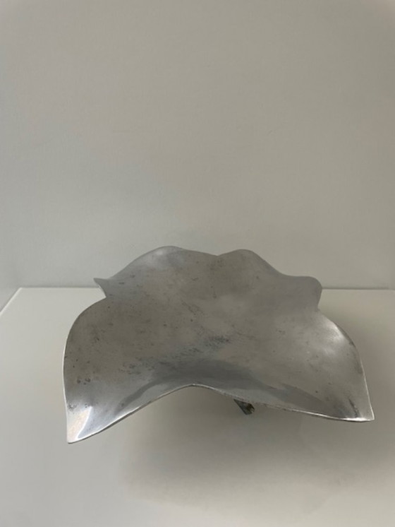 Image 1 of Unieke handgemaakte aluminium schaal met sculpturale bloemvorm