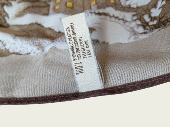 Image 1 of Große Vintage Weihnachts-Tischdecke – 70er/80er Jahre, 100% Baumwolle, Beige mit verschneitem Dorfmotiv