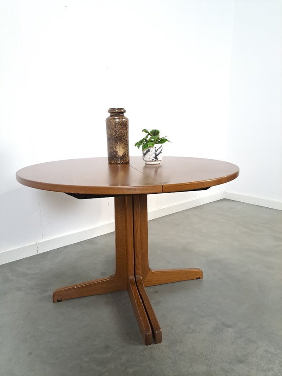 Image 1 of Round extendable dining table Thonet