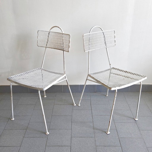 Een paar vintage witte gelakte metalen stoelen uit de jaren 50 van DLG Mathieu Matégot.