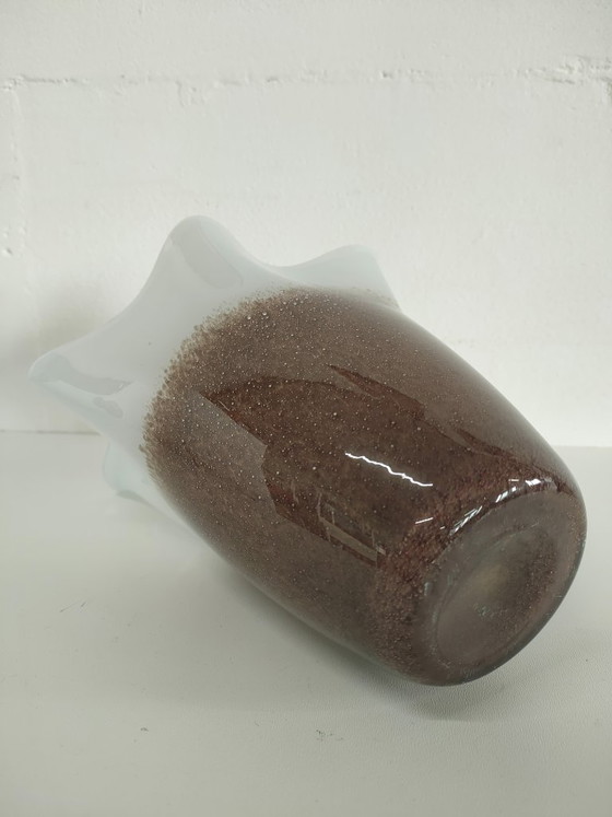 Fazzaletto Vaso Vetro bianco latte con struttura marrone, Vasi, Modern (foto 6 di 8)