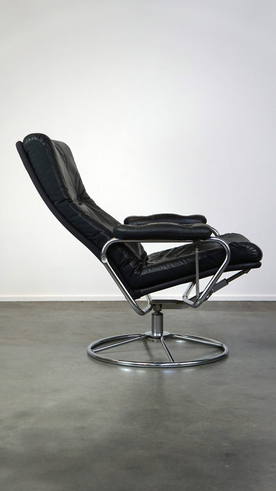 Image 1 of Fauteuil pivotant + pouf en cuir de vachette noir