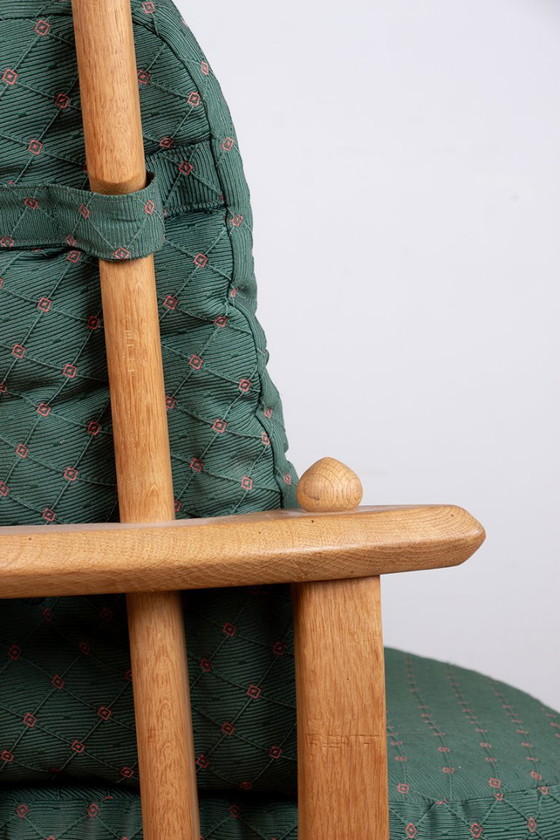Image 1 of Gran sillón francés de roble macizo diseñado por Guillermo y Chambron para Your Home en 1960.