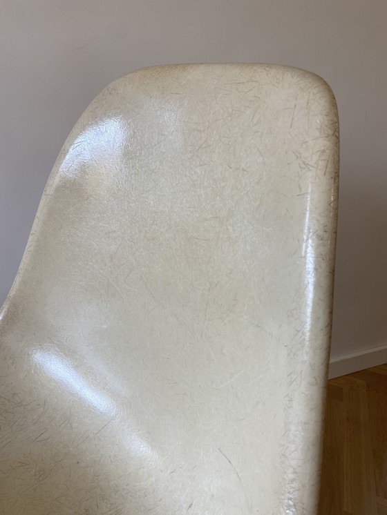 Image 1 of Eames glasvezel kuipstoel voor Herman Miller