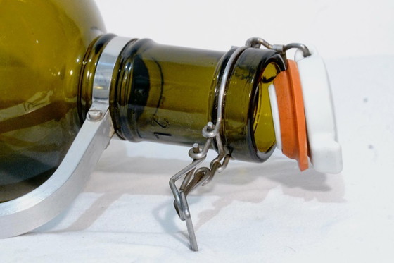 Image 1 of Gourde à bière vintage en verre ambré de 2 litres avec poignée en métal