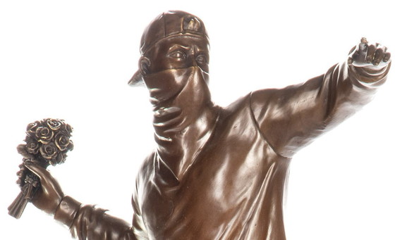Image 1 of Statua in bronzo di Banksy lanciatore di fiori modello medio