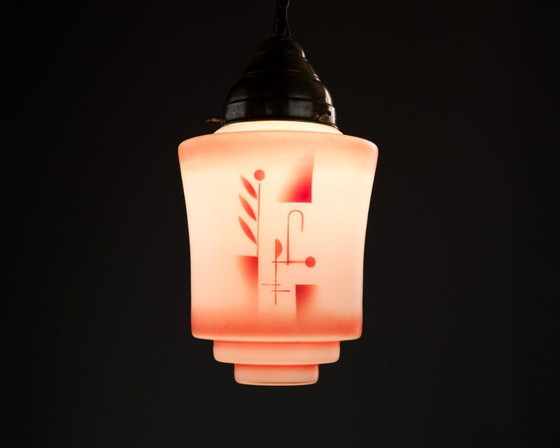Image 1 of Originele Art Deco hanglamp met geometrische decoratie – jaren 30, opaalglas in rood en wit | gerestaureerd