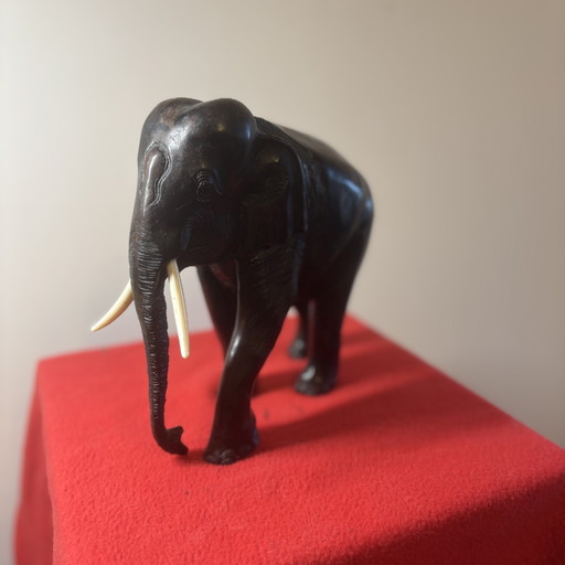 Handgesneden houten Olifantenbeeltje