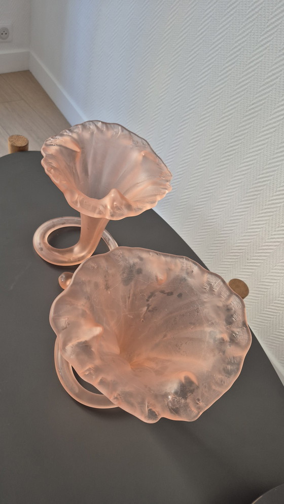 Image 1 of Een paar vintage Italiaanse vazen ​​van matroze glas, model "Lilly" — bloemkroon, trompetvormig — jaren 1930-1950