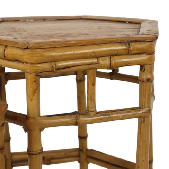 Ensemble vintage de 3 tables d'appoint gigognes en bambou et rotin, style bohème – Bamboo (photo 11 of 15)