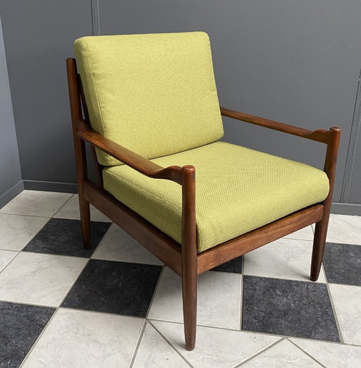 Gele stoffen en houten relaxstoel uit de jaren 60.