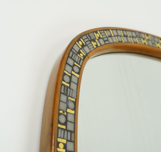 Image 1 of Très beau et rare miroir moderne des années 1950, orné d'une mosaïque et encadré en bois de cerisier.