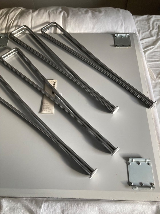 Image 1 of Fritz Hansen, tavolo con gambe quadrate e tese - 80x80x71hg