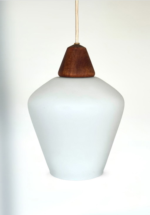 Lampe vintage en verre au lait et teck Lampe pendante scandinave danoise en bois de teck