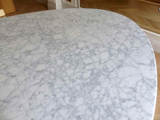Image 1 of Table " Saarinen Dining Table - Oval " en marbre Statuarietto satiné by KNOLL design Eero Saarinen - 244 cm