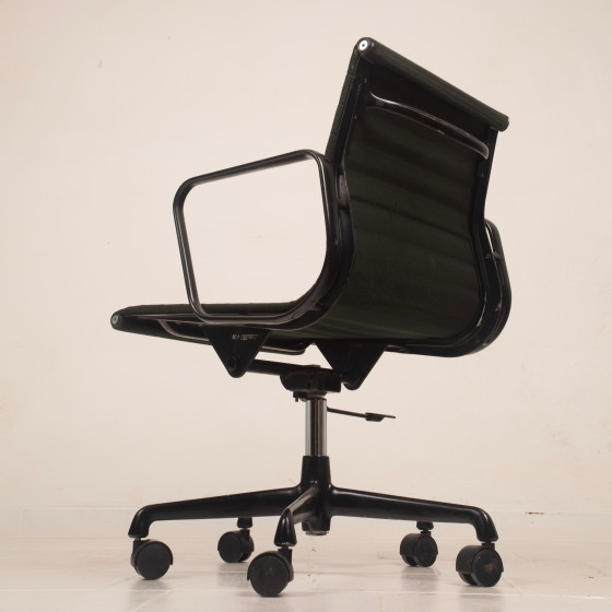 Charles & Ray Eames Zwart Aluminium Bureaustoel, eind 20e eeuw, voor ICF – Bureaustoelen, Metal, Modern (photo 13 of 20)
