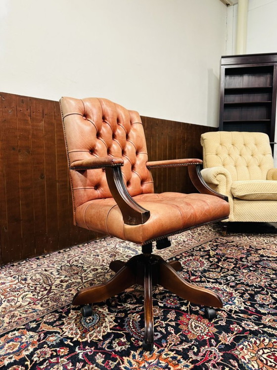 Silla de presidente inglesa color salmón – Sillas de oficina, Leather, Wood (photo 7 of 7)