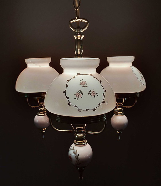 Image 1 of Lampadario vintage a 3 luci – Vetro opalino con motivo floreale e ottone