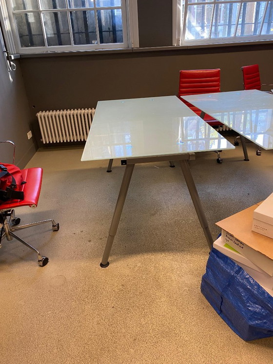 3 identieke vergadertafels met glazen blad, Metaal, Transparant, Modern (foto 4 van 5)