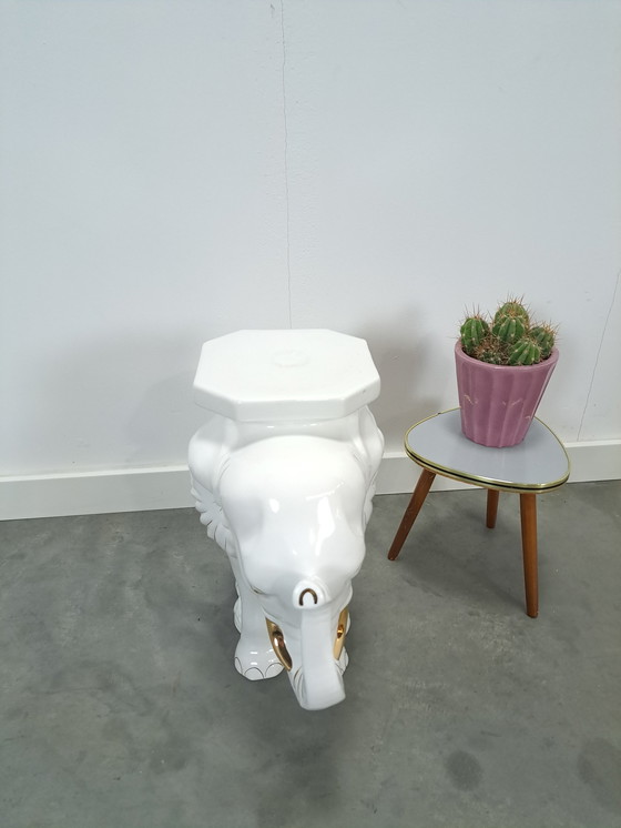 Image 1 of Mesa de planta grande de porcelana blanca y dorada con forma de elefante