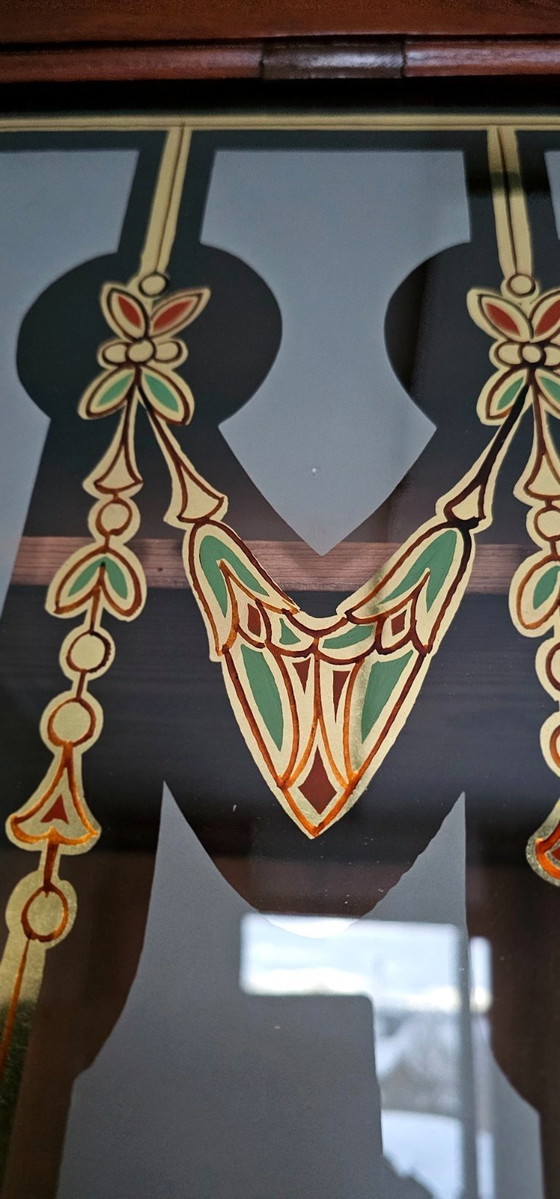 Image 1 of 2 identieke Art Nouveau vitrines uit circa 1900 met geglazuurd glas