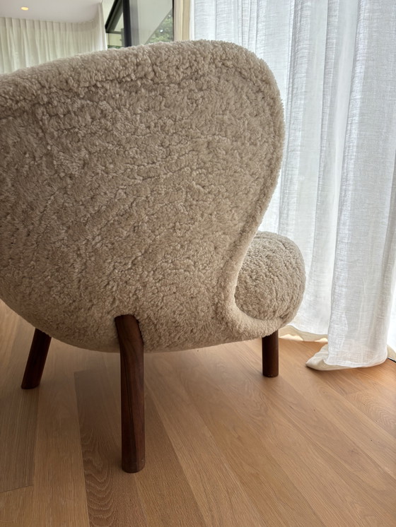 Image 1 of Fauteuil &tradition Little Petra VB1 en noyer, peau de mouton Moonlight