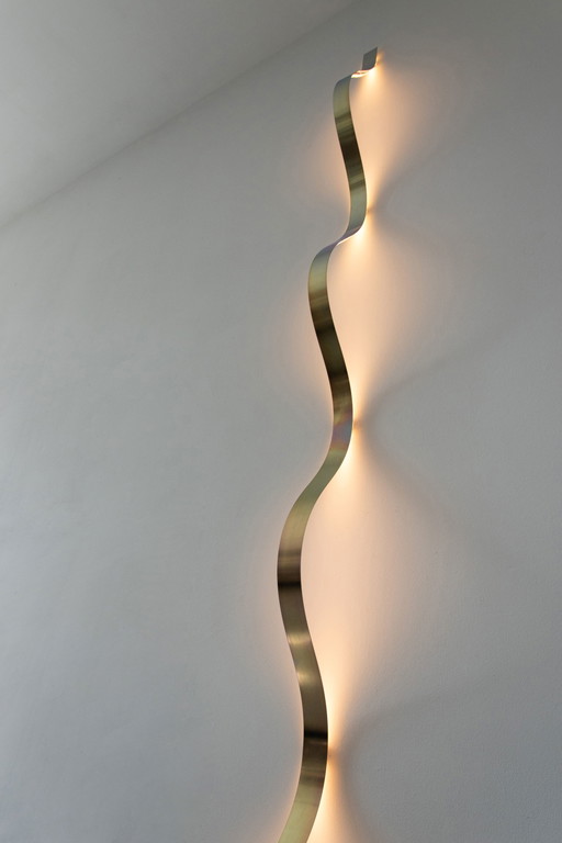 [ - Oro galvanizado con luz sinusoidal de David Derksen