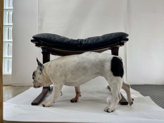 Image 1 of Siesta armchair and footrest in black leather and mahogany wood