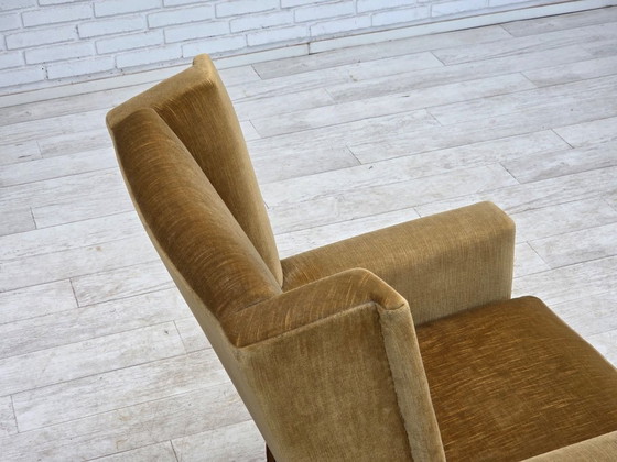 Image 1 of Deense fauteuil met hoge rugleuning uit de jaren 70, bekleed met honinggeel meubelvelours.
