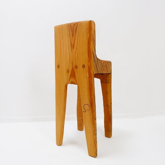 Image 1 of Sculpturale brutalistische kinderstoel van massief eikenhout, geïnspireerd op Wabi-Sabi.