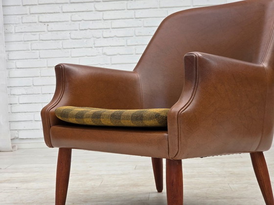 Image 1 of Anni '70, poltrona danese, similpelle, gambe in legno di teak.
