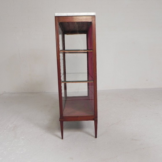 Image 1 of Vitrina de caoba con tapa de mármol, década de 1920.