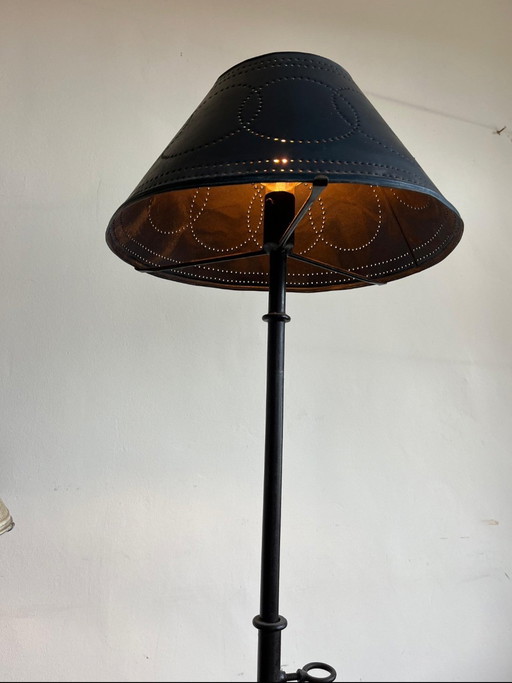 Oficina de Lata — Braziliaanse smeedijzeren schemerlamp