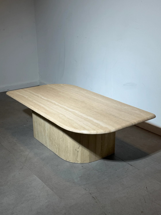 Mesa de centro de travertino con base de pedestal redondeada, Mesas de centro (foto 6 de 6)