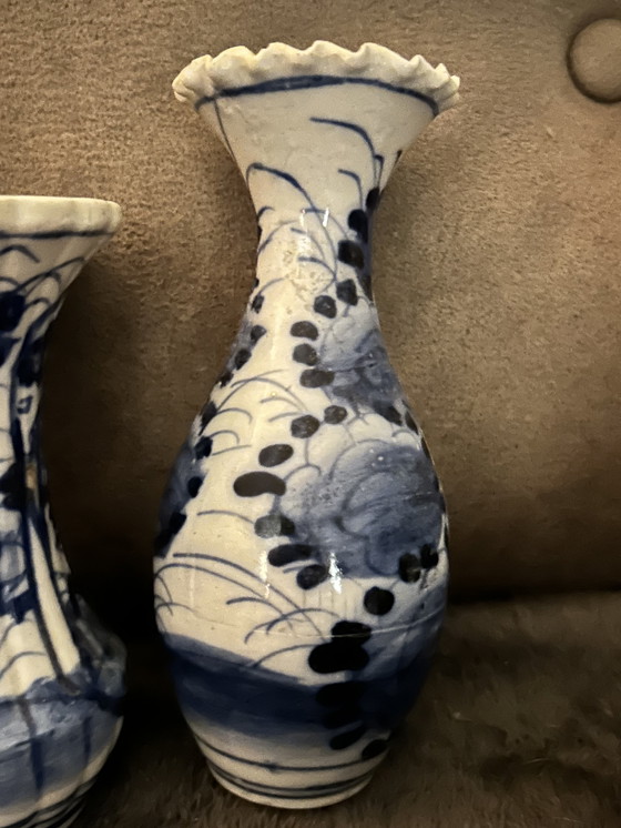 Image 1 of Porseleinen Vaas Met Blauw-Wit Decor in Japanse Imari-Stijl Betreft Enkel Het Vaasje Tweede van Rechts, 14 Centimeter