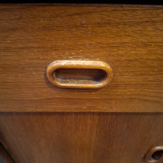 Meuble vintage en teck des années 1960, avec ses pieds inclinés caractéristiques. – Meubles de rangement, Wood (photo 9 of 9)