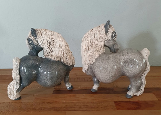 Dos figuritas de ponis Shetland de cerámica Nguni Cheval procedentes de Sudáfrica. – Nguni Ceramics (photo 3 of 6)