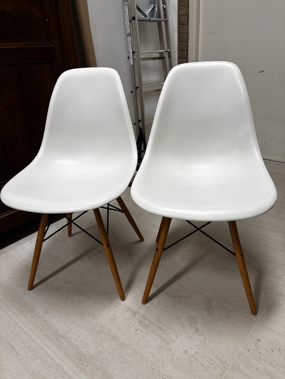 Image 1 of Vitra Eames Esszimmerstühle 4x schwarz und 2 x weiß