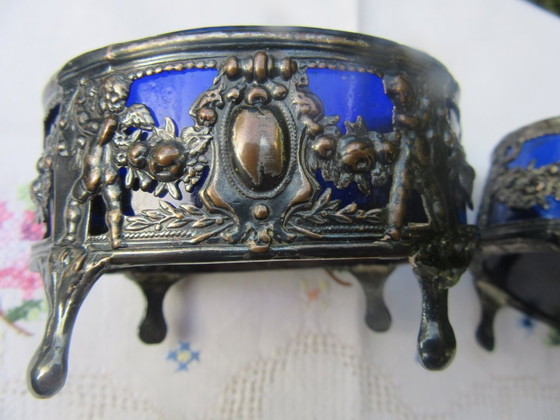 Par de saleros antiguos plateados con inserciones azul cobalto (adjuntos) – Accesorios de mesa, Glass, Metal (photo 5 of 11)