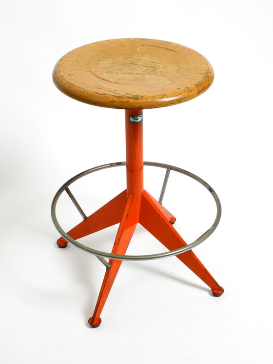 Image 1 of Seltener massiver italienischer Mid Century Industrial Metallhocker von Mautren in seltenem Orange | mit höhenverstellbarer Sitz