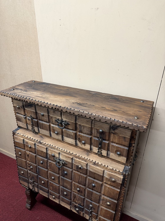 Image 1 of Armoire rustique en bois sculpté à la main avec détails en fer forgé