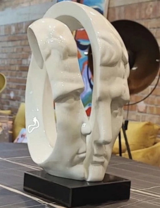 Buste de tête moderne, statue, environnement glamour, sculpture de tête d'homme blanc