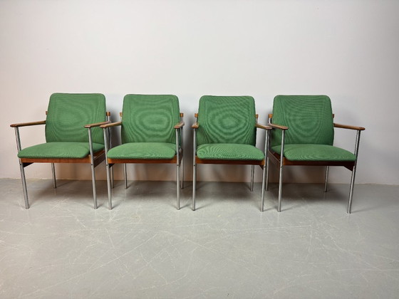 Image 1 of Juego de 4 sillas de comedor Thereca de diseño de mediados de siglo con tapicería verde vibrante.