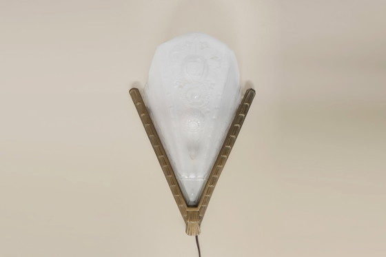 Image 1 of Franse Art Deco wandarmatuur met matte, geperst glazen kap, jaren 1920