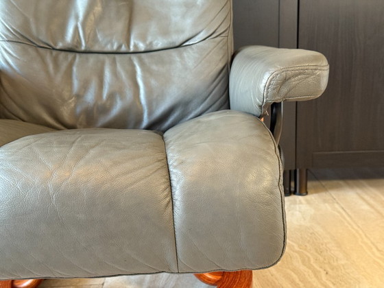 Image 1 of Originele Stressless fauteuil van Ekornes met voetenbank, echt leer, grijs