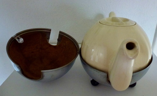 Keramiek Theepot met thermisch Chroom omhulsel wat de inhoud warm (of koud) houdt.