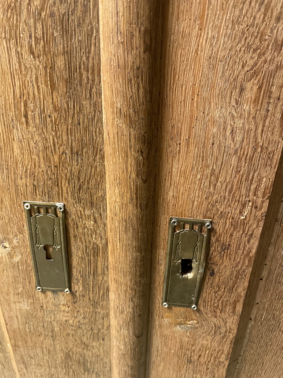 Image 1 of Armoire ancienne en bois massif nécessitant quelques réparations.